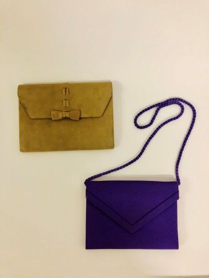 CHRISTIAN DIOR 

- Petit sac du soir format enveloppe en satin gros grain violet....