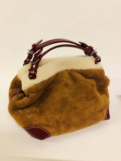 Caroline DE MARCHI, Cubo 

Sac en peau retournée camel et beige et cuir lisse bordeaux....