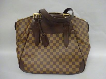 Louis VUITTON, Vérona, grand modèle 

Sac porté épaule en toile Damier, à deux anses...