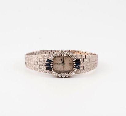 OMEGA 

Montre bracelet de dame en or gris (750).

Boîtier tonneau.

Lunette cerclée...