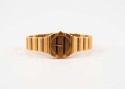 PIAGET 

Montre bracelet de dame en or jaune (750). 

Boîtier rond intégré dans le...