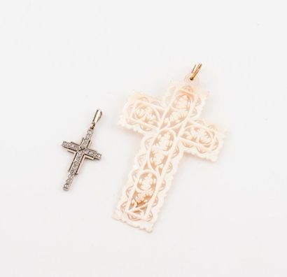 null Deux pendentifs croix :

- une en or gris (750) pavé de diamants taillés en...