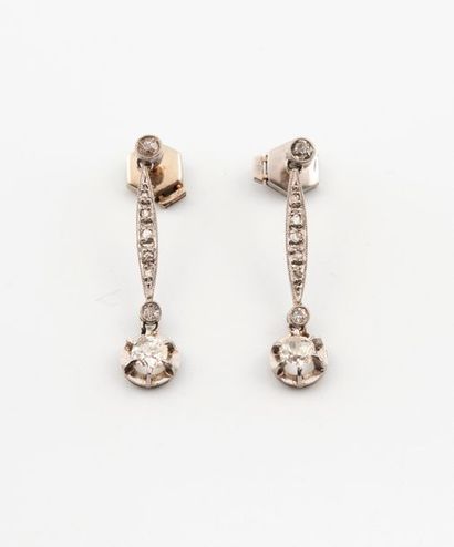 null Paire de clous formant pendants d'oreilles en platine (850) ornés de diamants...