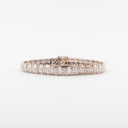null Bracelet ligne articulé en or (750) rhodié orné de diamants de taille brillant...
