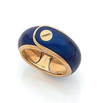 VAN CLEEF & ARPELS Bague jonc en or jaune (750) partiellement émaillée bleu translucide...