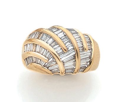 null Bague jonc en or jaune (750) ornée de lignes sinueuses de diamants taille baguette...