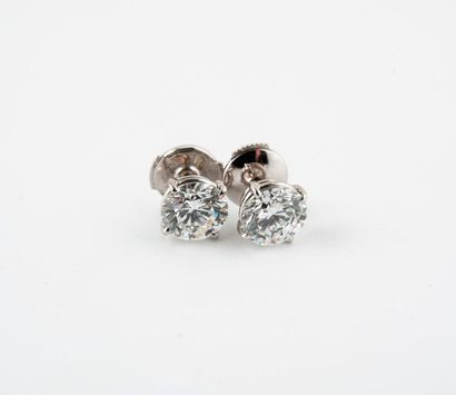 null Paire de puces d'oreilles en or gris (750) ornées d'un diamant taille brillant...