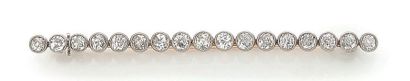 null Broche barrette en platine (850) formée d'une ligne de dix-sept diamants taille...