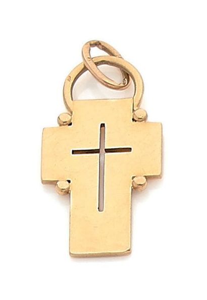 Jean DESPRES (1889-1980) 
Pendentif croix en or jaune (750) martelé et ajouré.
Les...