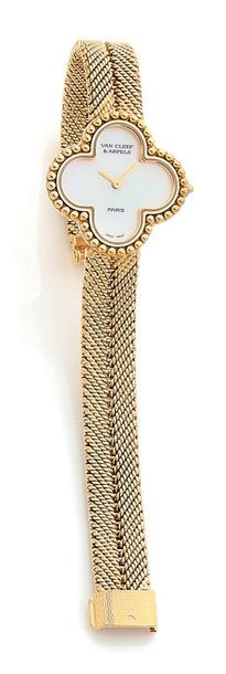 VAN CLEEF & ARPELS Alhambra Montre bracelet de dame en or jaune (750).
Boîtier en...