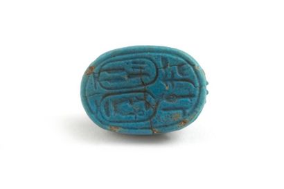 EGYPTE, Nouvel Empire XVIIIème dynastie Scarabée.
Faïence bleue.
Inscription au nom...