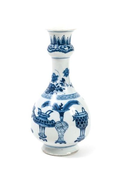 CHINE - Époque KANGXI (1662-1722) Vase bouteille à enflement en porcelaine bleu blanc...