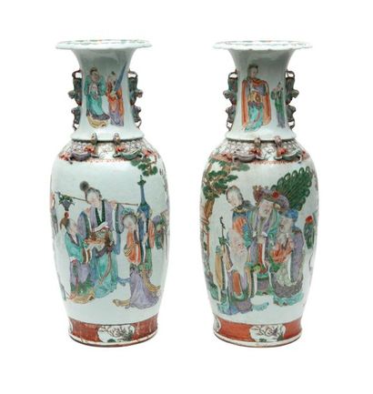 CHINE, fin du XIXème siècle Paire de grands vases balustres à col évasé en porcelaine...