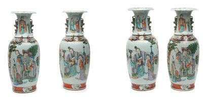 CHINE, fin du XIXème siècle Paire de grands vases balustres à col évasé en porcelaine...
