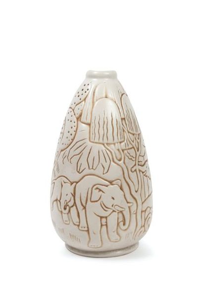 MOUGIN Frères, Nancy Les éléphants, d'après un modèle de Legrand.
Vase en grès à...