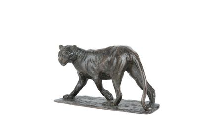 Roger GODCHAUX (1878-1958) Lionne marchant. Epreuve en bronze à patine brune. Fonte...
