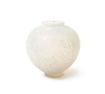 RENE LALIQUE (1860-1945) Vase Gui.
Modèle créé en 1920.
Epreuve en verre soufflé-moulé...