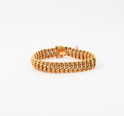 null Bracelet en or jaune (750) à maille américaine en partie ciselée. 

Fermoir...