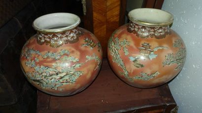 SATZUMA, Japon, 

Paire de vases boules à décor polychrome et or de paysages et pagodes...