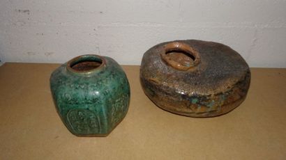 null Deux vases asiatiques :

- un hexagonale en faïence émaillée vert.

H. : 16...
