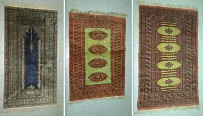 null Trois petits tapis :

- un à mihrab bleu.

166 x 89 cm.

- un à quatre motifs...