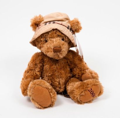 BURBERRY 

Ours en peluche avec bob, 2006.

H. : 23,5 cm. 

Très bon état.



