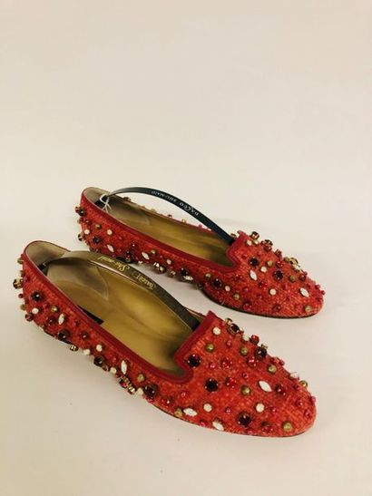 DOLCE & GABBANA 

Paire de slippers en paille rouge, entièrement ornées de strass...