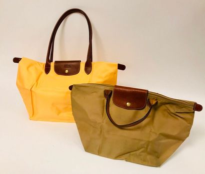 LONGCHAMP Pliage 

Lot comprenant deux sacs pliage en toile et cuir brun, à deux...