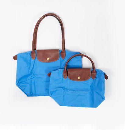 LONGCHAMP Pliage 

Lot comprenant deux sacs pliage en toile bleu clair et cuir brun,...