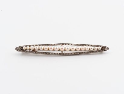 null Broche barrette en platine (850) de forme navette ornée d'une ligne de perles...
