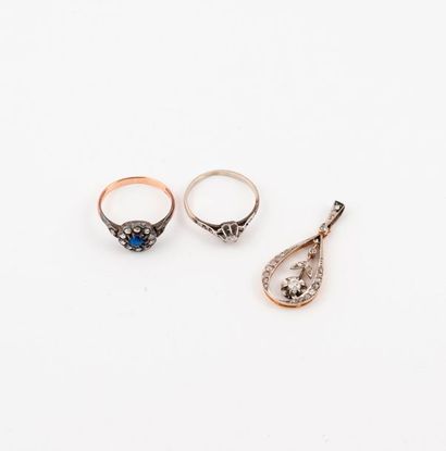 null Trois bijoux :

- Bague solitaire en or gris (750) et platine (850) ornée d'un...
