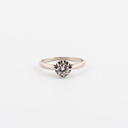 null Bague solitaire en or gris (750) et platine (850) ornée d'un diamant demi-taille...