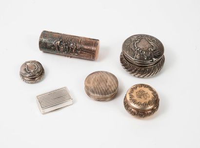 null Lot : 

- Boîte à poudre ronde, piluliers rond ou rectangulaire en argent (950)...