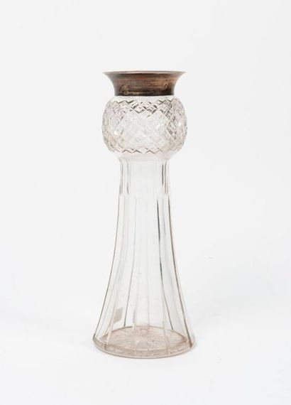null ANGLETERRE

Vase en verre taillé à motifs de pointes de diamants, le col monté...