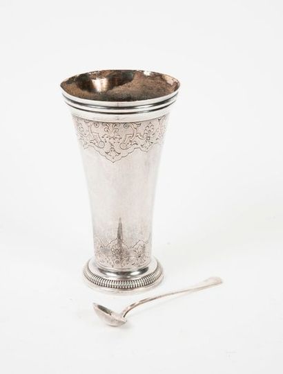 null Deux pièces en argent (950) :

- Petit vase cornet orné de frises de lambrequins...