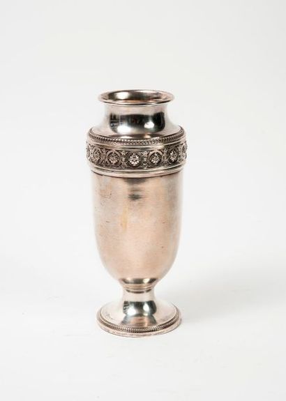 null Vase balustre sur piédouche en argent (950) mouluré orné de frises de perles...