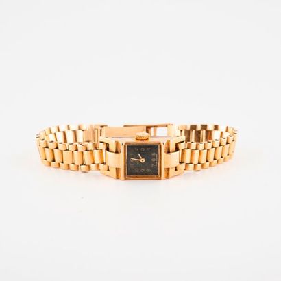 OMEGA 

Montre bracelet de dame en or jaune (750).

Boîtier carré architecturé. 

Cadran...