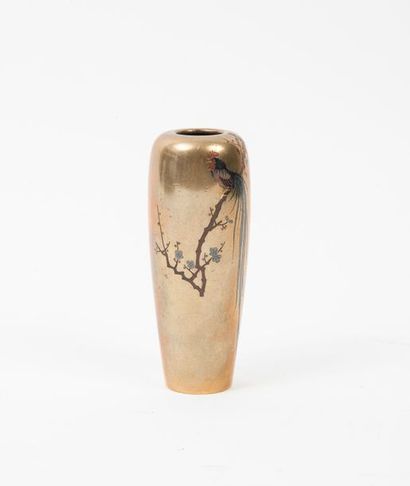 JAPON, époque Meiji (1868-1912) 

Petit vase soliflore de forme balustre en bronze...