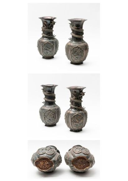 CHINE, XXème siècle 
Paire de vases balustres à côtes pincées en bronze, la panse...