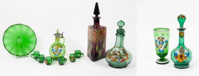 ALLEMAGNE, XIXème-XXème siècles 

Ensemble de pièces en verre vert et émaux de couleurs...
