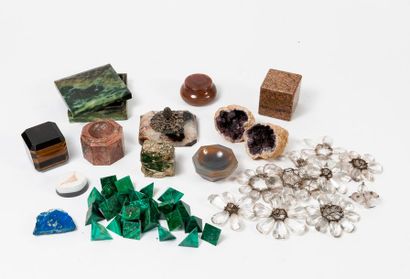 null Cinq objets en pierres, XIXème-XXème siècles :

- Boîte carrée couverte en jade...