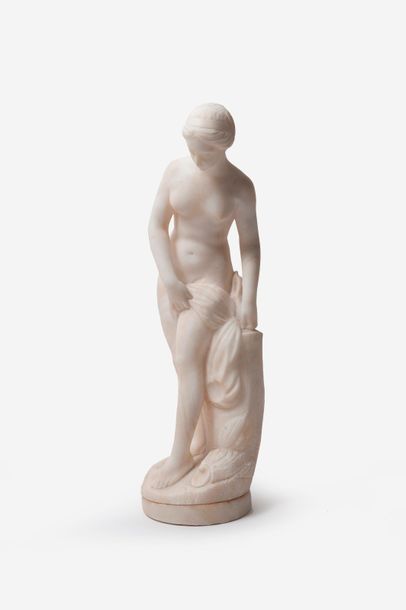 null Baigneuse.

Sculpture en marbre blanc.

Non signée.

Socle circulaire.

Fin...