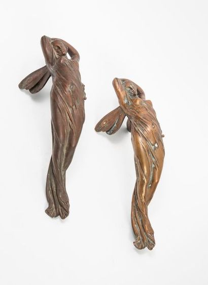 null Deux femmes aux ailes de papillon (Psyché ?) en bronze à patines brune nuancée...