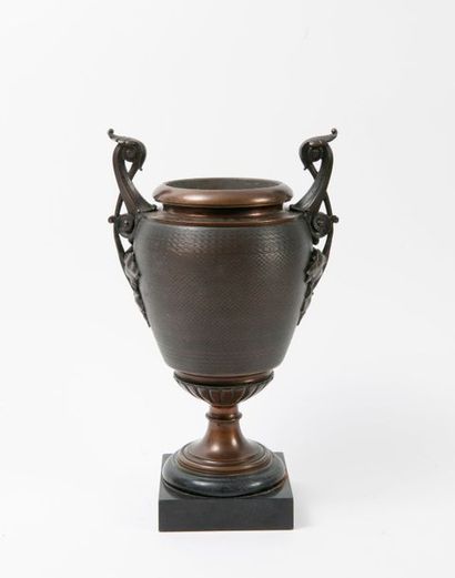 Vase de forme ovoïde sur piédouche en bronze...
