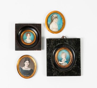 null Quatre miniatures du XIXème siècle :

- Jeune femme en buste au collier et à...