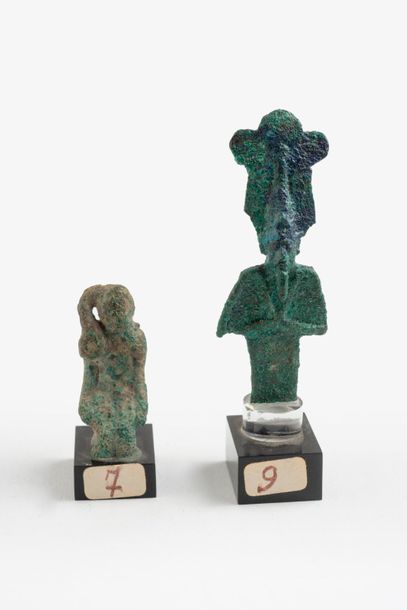 null Lot comprenant :
- Egypte, Basse Epoque
Amulette.
Horus enfant.
Bronze (anneau...