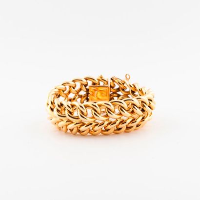 Bracelet en or jaune (750) à maille tressée....