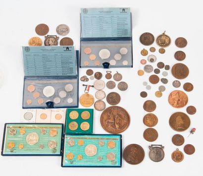 null Ensemble de monnaies et médailles comprenant :
- 100 F or Bazor 1935, SUP.
-...