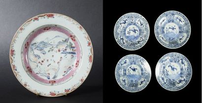 CHINE 

Assiette ronde en porcelaine au décor polychrome d'émaux de la famille rose...