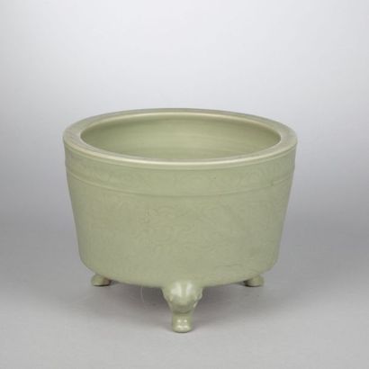 CHINE, XVIIIème-XIXème siècles 
Coupe tronconique tripode en grès céladon Longquan...